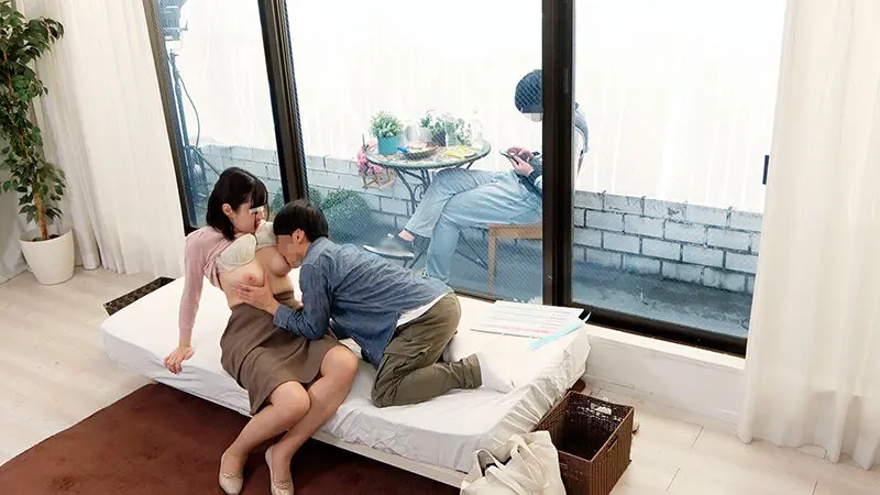 一般男女モニタリングAV マジックミラーの向こうには実の息子!巨乳のお母さんが童貞で悩む息子の親友と2人っきりの密室で1発10万円の連続射精筆おろしに挑戦!ずっとヤリたいと思っていた友人母の巨乳に触れてフル勃起した童貞チ○ポを優しく受け挿れたご無沙汰オマ○コ… 画像3