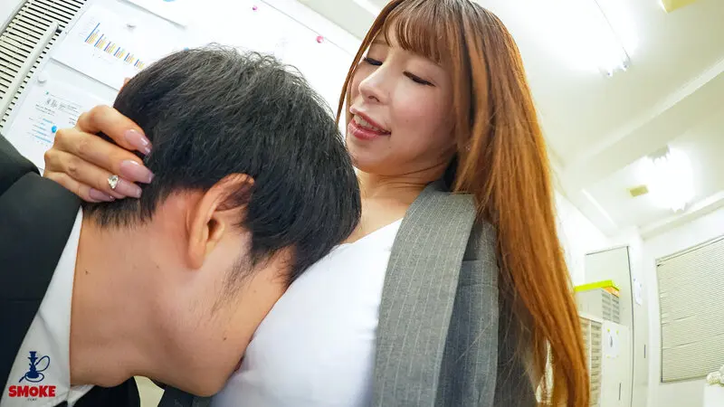 【胸チラッセクハラ】残業中のオフィスで二人きり、あざとい谷間おっぱい挑発で若手部下をビンビン勃起遊びする人妻巨乳女上司 有岡みう 画像2